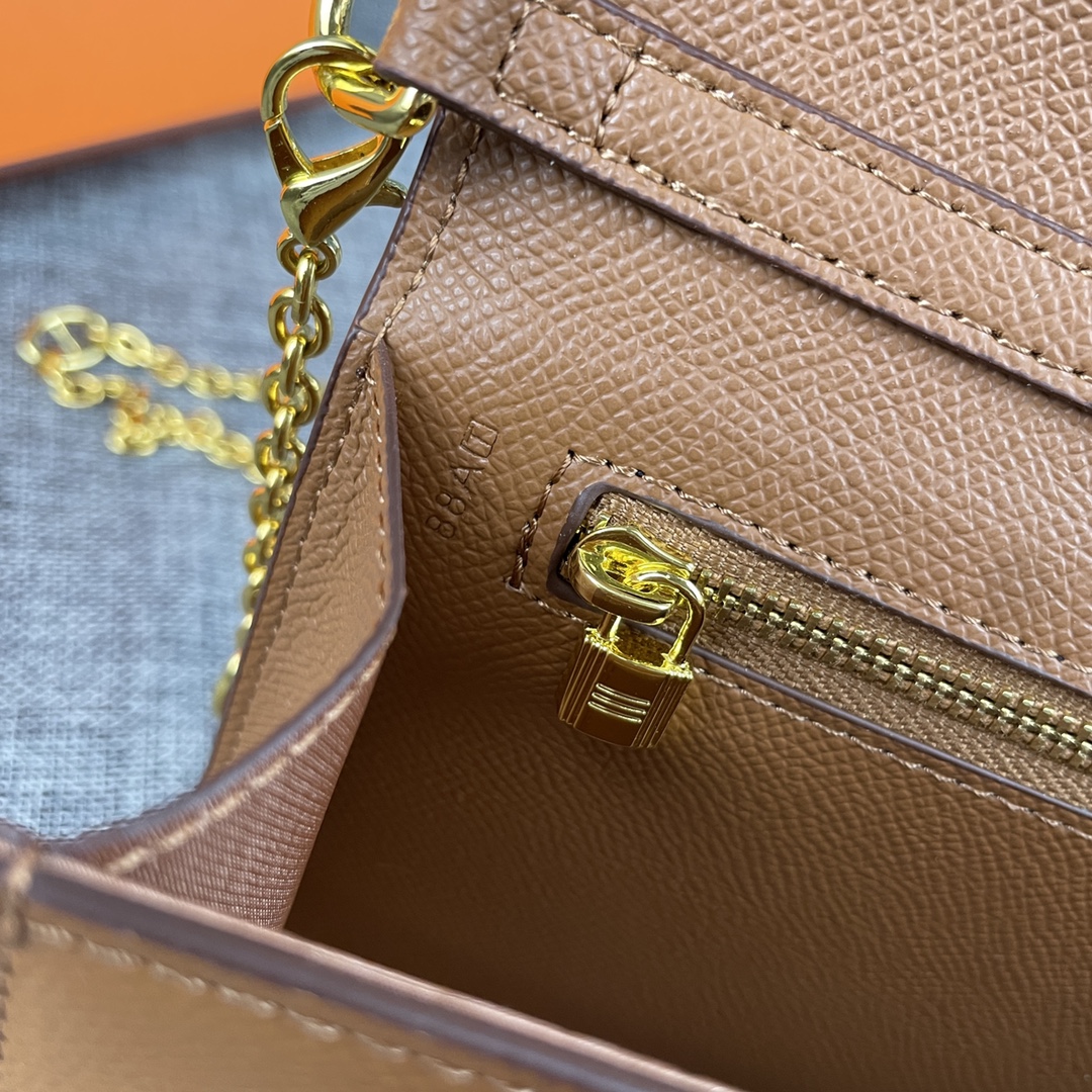 最新款。 爱马仕HERMES kelly 款单肩斜挎包 材质:手掌纹牛皮 尺寸:24*13.5*6cm 型号:362金 最新款。 爱马仕HERMES kelly 款单肩斜挎包 材质:手掌纹牛皮 尺寸:24*13.5*6cm 型号:362金