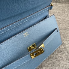 最新款。 爱马仕HERMES kelly 款单肩斜挎包 材质:手掌纹牛皮 尺寸:24*13.5*6cm 型号:362金 最新款。 爱马仕HERMES kelly 款单肩斜挎包 材质:手掌纹牛皮 尺寸:24*13.5*6cm 型号:362金