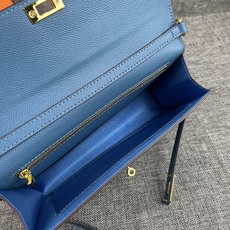 最新款。 爱马仕HERMES kelly 款单肩斜挎包 材质:手掌纹牛皮 尺寸:24*13.5*6cm 型号:362金 最新款。 爱马仕HERMES kelly 款单肩斜挎包 材质:手掌纹牛皮 尺寸:24*13.5*6cm 型号:362金