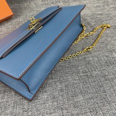 最新款。 爱马仕HERMES kelly 款单肩斜挎包 材质:手掌纹牛皮 尺寸:24*13.5*6cm 型号:362金 最新款。 爱马仕HERMES kelly 款单肩斜挎包 材质:手掌纹牛皮 尺寸:24*13.5*6cm 型号:362金