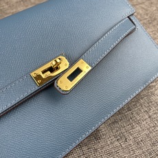 最新款。 爱马仕HERMES kelly 款单肩斜挎包 材质:手掌纹牛皮 尺寸:24*13.5*6cm 型号:362金 最新款。 爱马仕HERMES kelly 款单肩斜挎包 材质:手掌纹牛皮 尺寸:24*13.5*6cm 型号:362金
