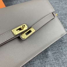 最新款。 爱马仕HERMES kelly 款单肩斜挎包 材质:手掌纹牛皮 尺寸:24*13.5*6cm 型号:362金 最新款。 爱马仕HERMES kelly 款单肩斜挎包 材质:手掌纹牛皮 尺寸:24*13.5*6cm 型号:362金