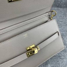 最新款。 爱马仕HERMES kelly 款单肩斜挎包 材质:手掌纹牛皮 尺寸:24*13.5*6cm 型号:362金 最新款。 爱马仕HERMES kelly 款单肩斜挎包 材质:手掌纹牛皮 尺寸:24*13.5*6cm 型号:362金