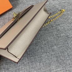 最新款。 爱马仕HERMES kelly 款单肩斜挎包 材质:手掌纹牛皮 尺寸:24*13.5*6cm 型号:362金 最新款。 爱马仕HERMES kelly 款单肩斜挎包 材质:手掌纹牛皮 尺寸:24*13.5*6cm 型号:362金