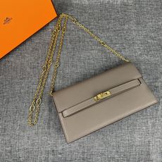最新款。 爱马仕HERMES kelly 款单肩斜挎包 材质:手掌纹牛皮 尺寸:24*13.5*6cm 型号:362金 最新款。 爱马仕HERMES kelly 款单肩斜挎包 材质:手掌纹牛皮 尺寸:24*13.5*6cm 型号:362金