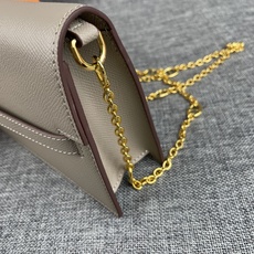 最新款。 爱马仕HERMES kelly 款单肩斜挎包 材质:手掌纹牛皮 尺寸:24*13.5*6cm 型号:362金 最新款。 爱马仕HERMES kelly 款单肩斜挎包 材质:手掌纹牛皮 尺寸:24*13.5*6cm 型号:362金