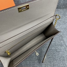 最新款。 爱马仕HERMES kelly 款单肩斜挎包 材质:手掌纹牛皮 尺寸:24*13.5*6cm 型号:362金 最新款。 爱马仕HERMES kelly 款单肩斜挎包 材质:手掌纹牛皮 尺寸:24*13.5*6cm 型号:362金