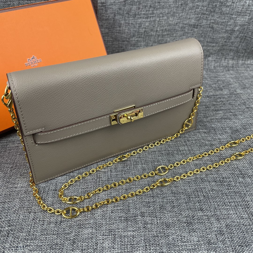 最新款。 爱马仕HERMES kelly 款单肩斜挎包 材质:手掌纹牛皮 尺寸:24*13.5*6cm 型号:362金 最新款。 爱马仕HERMES kelly 款单肩斜挎包 材质:手掌纹牛皮 尺寸:24*13.5*6cm 型号:362金