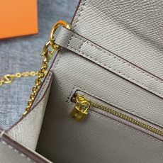 最新款。 爱马仕HERMES kelly 款单肩斜挎包 材质:手掌纹牛皮 尺寸:24*13.5*6cm 型号:362金 最新款。 爱马仕HERMES kelly 款单肩斜挎包 材质:手掌纹牛皮 尺寸:24*13.5*6cm 型号:362金