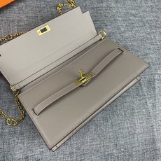 最新款。 爱马仕HERMES kelly 款单肩斜挎包 材质:手掌纹牛皮 尺寸:24*13.5*6cm 型号:362金 最新款。 爱马仕HERMES kelly 款单肩斜挎包 材质:手掌纹牛皮 尺寸:24*13.5*6cm 型号:362金