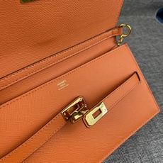 最新款。 爱马仕HERMES kelly 款单肩斜挎包 材质:手掌纹牛皮 尺寸:24*13.5*6cm 型号:362金 最新款。 爱马仕HERMES kelly 款单肩斜挎包 材质:手掌纹牛皮 尺寸:24*13.5*6cm 型号:362金
