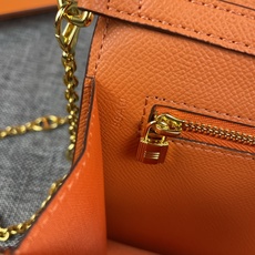 最新款。 爱马仕HERMES kelly 款单肩斜挎包 材质:手掌纹牛皮 尺寸:24*13.5*6cm 型号:362金 最新款。 爱马仕HERMES kelly 款单肩斜挎包 材质:手掌纹牛皮 尺寸:24*13.5*6cm 型号:362金