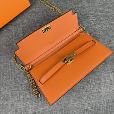 最新款。 爱马仕HERMES kelly 款单肩斜挎包 材质:手掌纹牛皮 尺寸:24*13.5*6cm 型号:362金 最新款。 爱马仕HERMES kelly 款单肩斜挎包 材质:手掌纹牛皮 尺寸:24*13.5*6cm 型号:362金