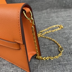 最新款。 爱马仕HERMES kelly 款单肩斜挎包 材质:手掌纹牛皮 尺寸:24*13.5*6cm 型号:362金 最新款。 爱马仕HERMES kelly 款单肩斜挎包 材质:手掌纹牛皮 尺寸:24*13.5*6cm 型号:362金