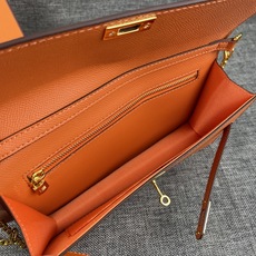 最新款。 爱马仕HERMES kelly 款单肩斜挎包 材质:手掌纹牛皮 尺寸:24*13.5*6cm 型号:362金 最新款。 爱马仕HERMES kelly 款单肩斜挎包 材质:手掌纹牛皮 尺寸:24*13.5*6cm 型号:362金