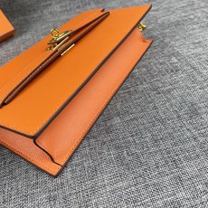 最新款。 爱马仕HERMES kelly 款单肩斜挎包 材质:手掌纹牛皮 尺寸:24*13.5*6cm 型号:362金 最新款。 爱马仕HERMES kelly 款单肩斜挎包 材质:手掌纹牛皮 尺寸:24*13.5*6cm 型号:362金