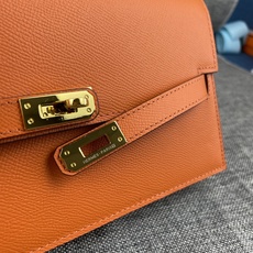 最新款。 爱马仕HERMES kelly 款单肩斜挎包 材质:手掌纹牛皮 尺寸:24*13.5*6cm 型号:362金 最新款。 爱马仕HERMES kelly 款单肩斜挎包 材质:手掌纹牛皮 尺寸:24*13.5*6cm 型号:362金