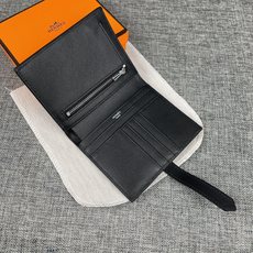 【Hermes 原单 】。 爱马仕新款纯色皮革口袋竖款钱包 💋专柜对版复刻,原版五金,内有原厂代工码 💋手感柔软🎉油 【Hermes 原单 】。 爱马仕新款纯色皮革口袋竖款钱包 💋专柜对版复刻,原版五金,内有原厂代工码 💋手感柔软🎉油