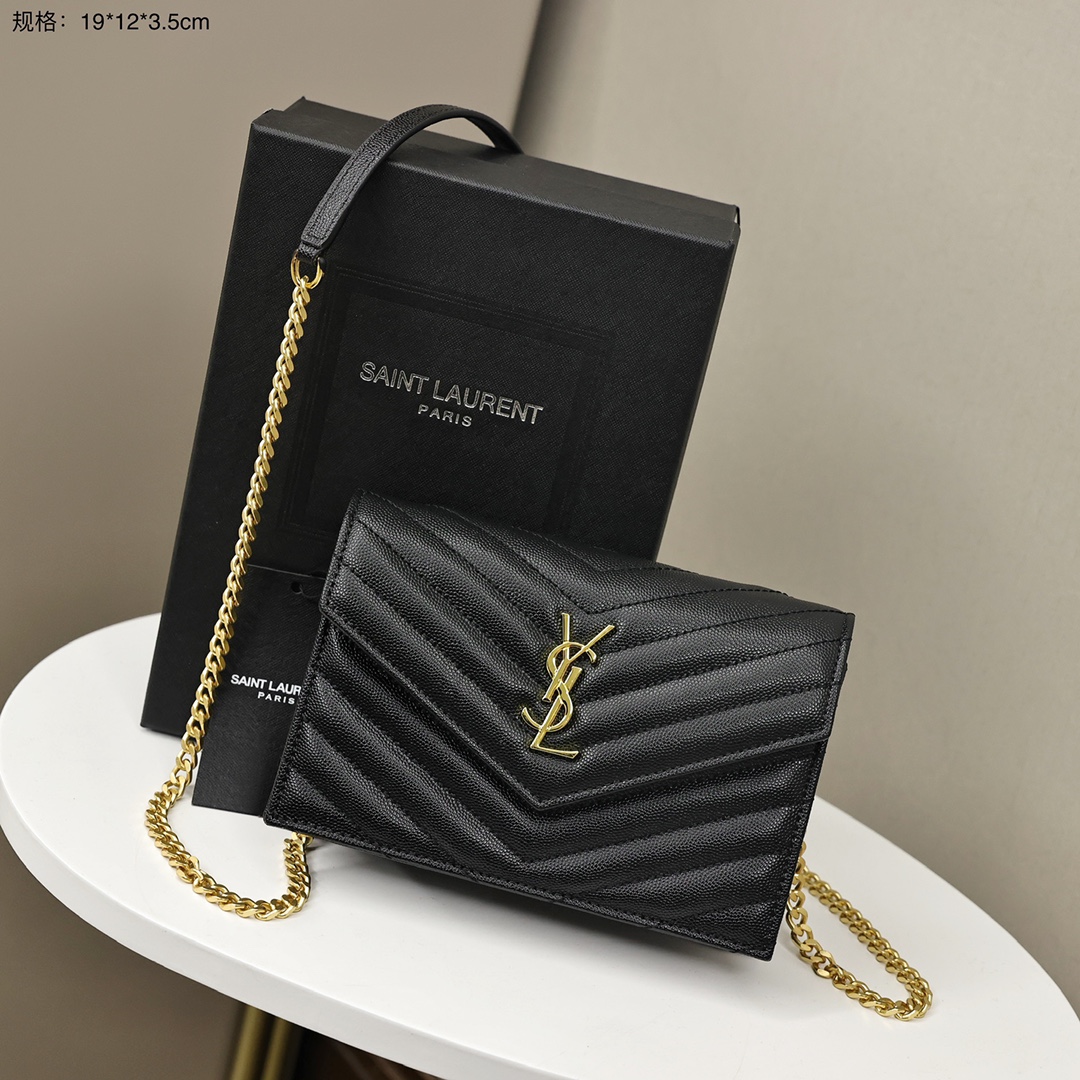 圣罗兰YSL鱼子酱信封包💰260 高端牛皮 整包采用原厂鱼子酱牛皮革制作,饰以金属YSL字母标志,以及竖纹、V形纹和菱形纹混合绗缝包缝,搭配可拆卸链条背带,按扣开合设计,内部拉链口袋及多卡槽,满足日常出勤所需。 规格:22.5*14*4cm
