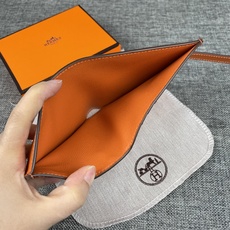 【Hermes 原单 】。 爱马仕新款纯色皮革口袋竖款钱包 💋专柜对版复刻,原版五金,内有原厂代工码 💋手感柔软🎉油 【Hermes 原单 】。 爱马仕新款纯色皮革口袋竖款钱包 💋专柜对版复刻,原版五金,内有原厂代工码 💋手感柔软🎉油