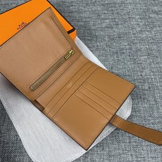 【Hermes 原单 】。 爱马仕新款纯色皮革口袋竖款钱包 💋专柜对版复刻,原版五金,内有原厂代工码 💋手感柔软🎉油 【Hermes 原单 】。 爱马仕新款纯色皮革口袋竖款钱包 💋专柜对版复刻,原版五金,内有原厂代工码 💋手感柔软🎉油