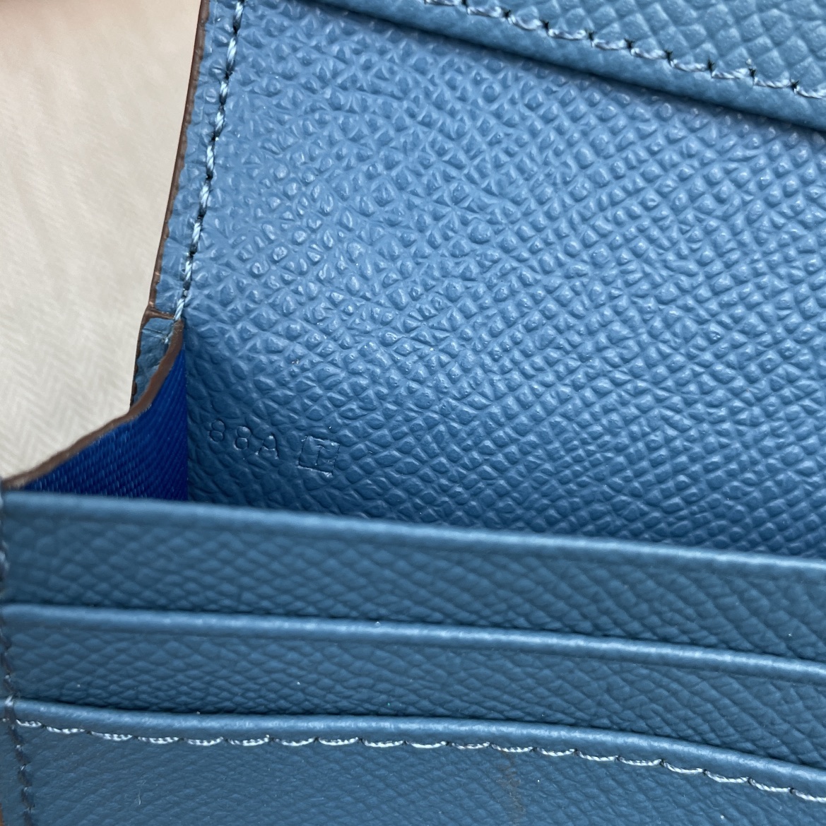 Hermes •原单。 Empson手掌纹 爱马仕女士新款纯色皮革内拉链口袋竖款钱包 💋专柜对版复刻 💋手感柔软,油边 Hermes •原单。 Empson手掌纹 爱马仕女士新款纯色皮革内拉链口袋竖款钱包 💋专柜对版复刻 💋手感柔软,油边