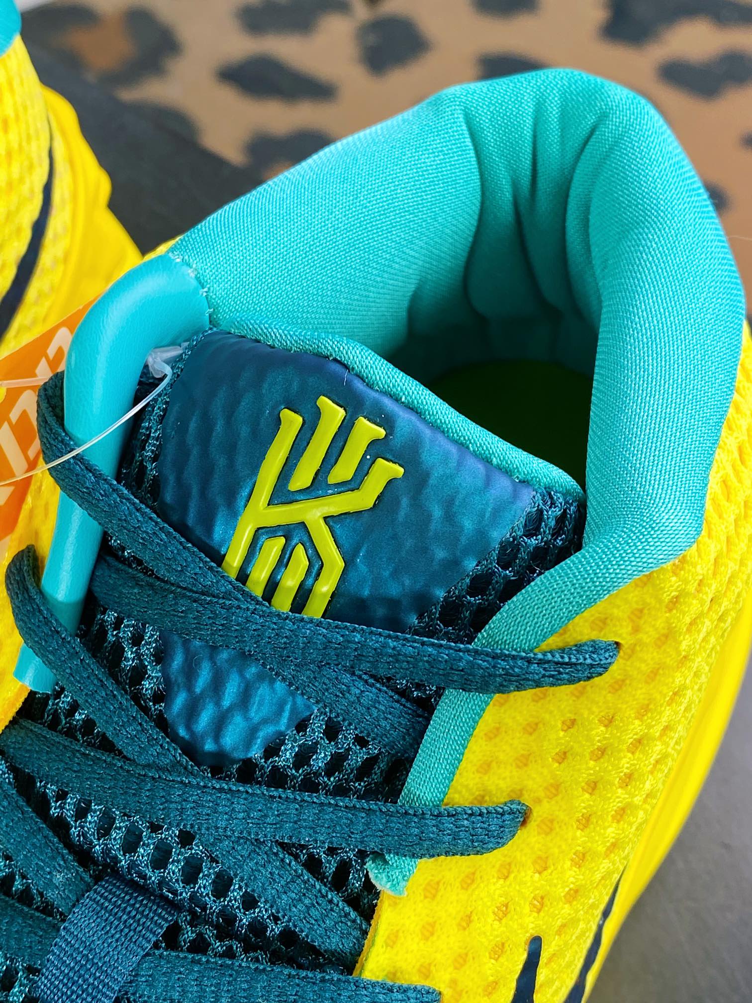 320 Kyrie 1 GS”World 1 People”欧文1代室内休闲运动中帮705277-737