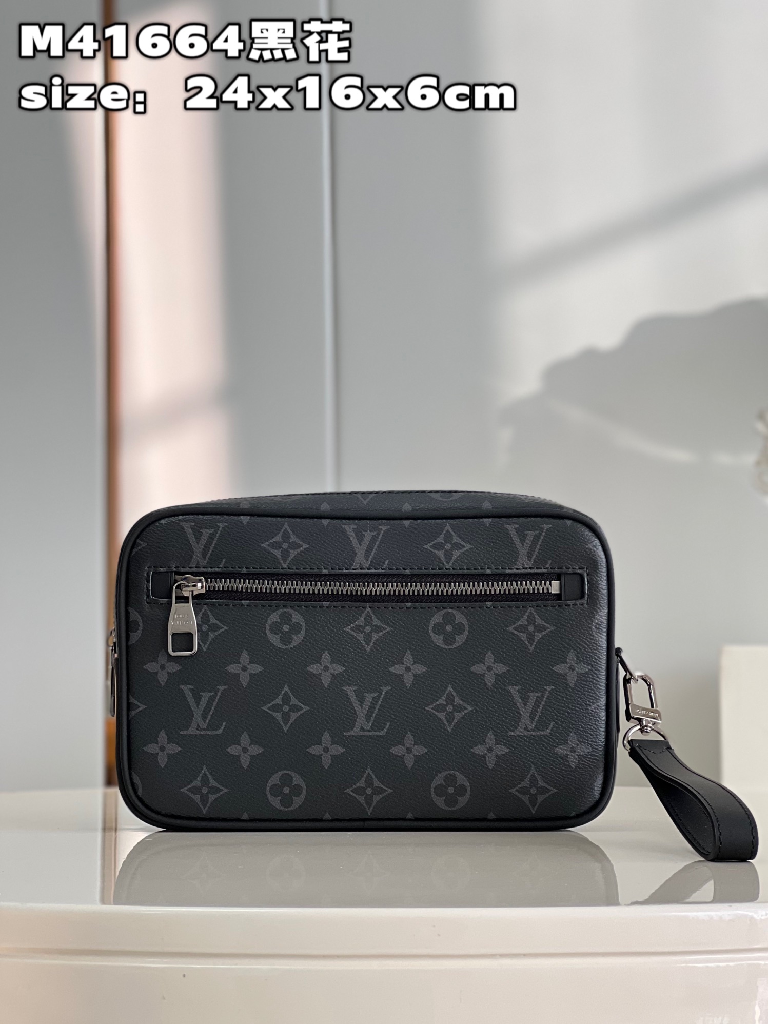 NO:399567,【Exclusive real photo M41664 black flower】KASAI clutch, spacious zipper opening, rich inner and outer pockets and slots, bringing strong practicality. This Kasai clutch made of iconic Damier Graphite coated canvas can be clipped on the inside of the arm and tied to the wrist with a strap size: 24*16*6cm M.,LV [original leather],louis vuitton19860909【独家实拍 M41664黑花】KASAI 手包 宽敞的拉链开口 丰富的内外口袋与插槽带来极强的实用性 此款采用标志性Damier Graphite涂层帆布材质的Kasai手包既可夹于手臂内侧 亦可通过包带系于腕间 size:24*16*6cm M.,LV【原厂皮】,louis vuitton,Bag