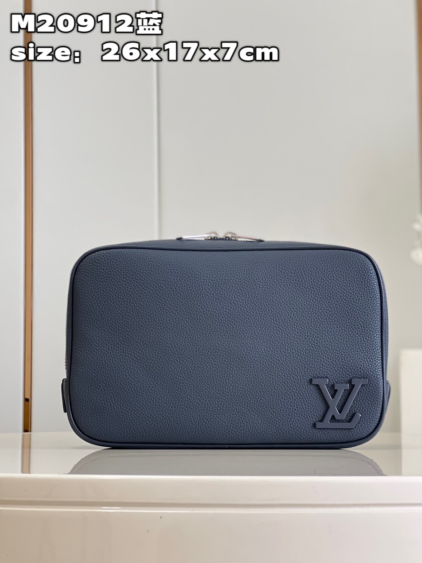 NO:399573,【Exclusive real photo M20912 blue】Now, travelers all want to have a practical toilet bag that can be easily placed in the suitcase for short trips. This large toilet bag is made of black grain leather and has distinctive features. Size 26 x 17 x 7 cm Z.,LV [original leather],louis vuitton19860909【独家实拍 M20912蓝】如今,旅行者们都希望拥有一款实用的盥洗包可轻松放入行李箱,作短途旅行之用.此款大号盥洗袋由黑色粒面皮革制成,特色鲜明. 尺寸26 x 17 x 7 厘米 Z.,LV【原厂皮】,louis vuitton,Bag