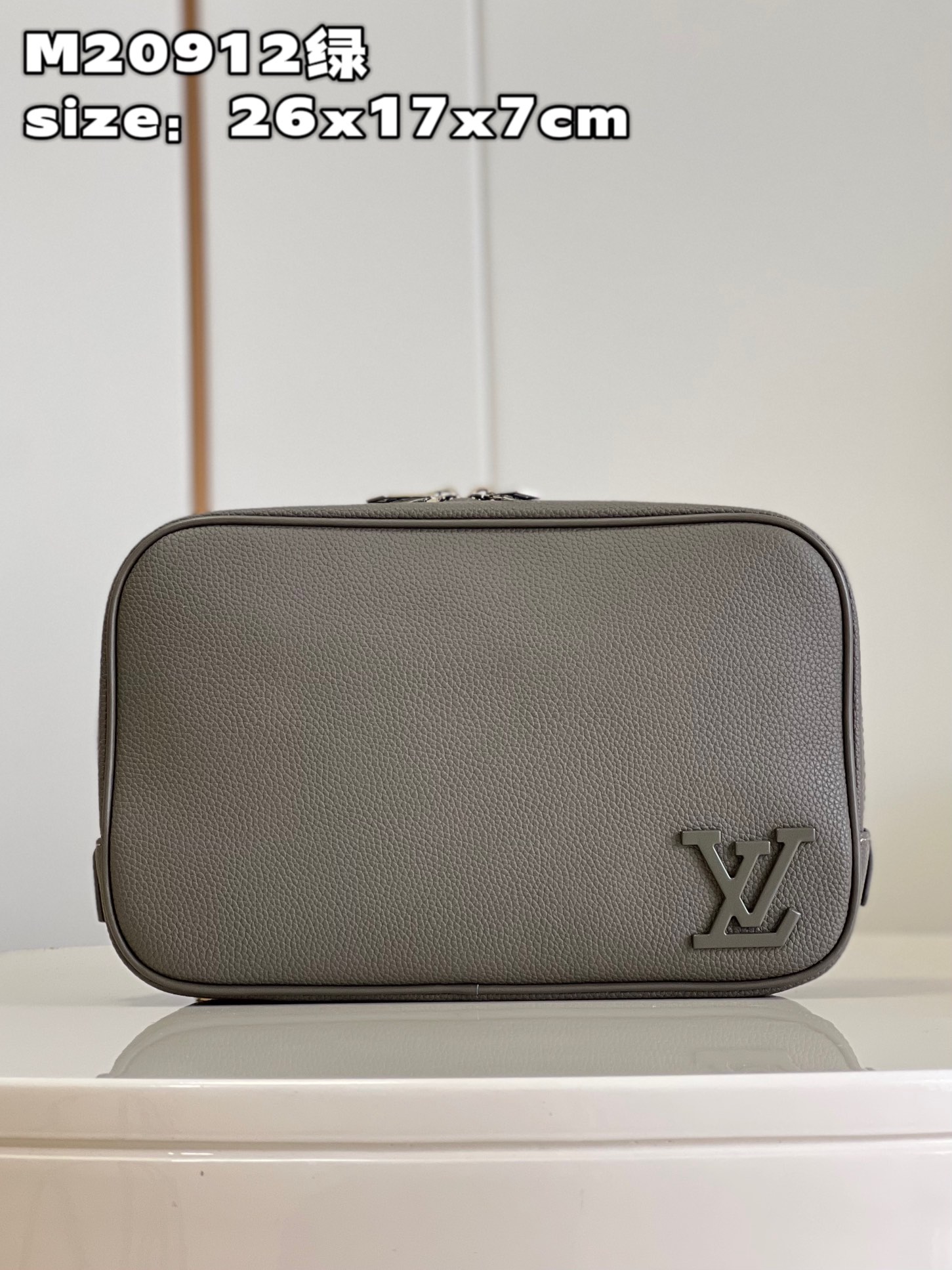 NO:399576,【Exclusive real photo M20912 Green】Now, travelers all want to have a practical toilet bag that can be easily placed in the suitcase for short trips. This large toilet bag is made of black grain leather and has distinctive features. Size 26 x 17 x 7 cm Z.,LV [original leather],louis vuitton19860909【独家实拍 M20912绿】如今,旅行者们都希望拥有一款实用的盥洗包可轻松放入行李箱,作短途旅行之用.此款大号盥洗袋由黑色粒面皮革制成,特色鲜明. 尺寸26 x 17 x 7 厘米 Z.,LV【原厂皮】,louis vuitton,Bag