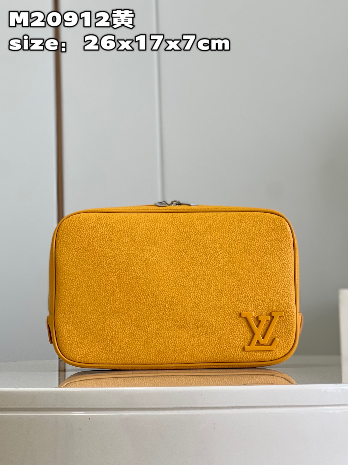 NO:399579,【Exclusive real photo M20912 yellow】Now, travelers all want to have a practical toilet bag that can be easily placed in the suitcase for short trips. This large toilet bag is made of black grain leather and has distinctive features. Size 26 x 17 x 7 cm Z.,LV [original leather],louis vuitton19860909【独家实拍 M20912黄】如今,旅行者们都希望拥有一款实用的盥洗包可轻松放入行李箱,作短途旅行之用.此款大号盥洗袋由黑色粒面皮革制成,特色鲜明. 尺寸26 x 17 x 7 厘米 Z.,LV【原厂皮】,louis vuitton,Bag