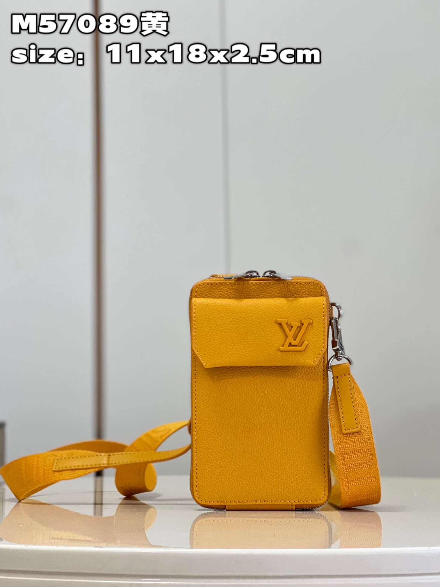 NO:399562,【Exclusive real photo M57089 yellow】The new LV Aerogram mobile phone bag interprets elegant style with delicate grain cowhide leather. The wide-mouth design of the accordion-style main compartment is easy to pick up and hold mobile phones and accompanying items. Metal LV letters embellish the flip front pocket. Remove the adjustable shoulder straps to free your hands. Size 11 x 18 x 2.5 cm (length x height x width) Z.600, LV [original leather], louis vuitton, cowhide19860909【独家实拍 M57089黄】全新 LV Aerogram 手机包以细腻粒面牛皮革解读雅致格调.风琴式主隔层的广口式设计便于取放手机和随行物品,金属 LV 字母点缀翻盖前袋.卸去可调节肩带,即可解放双手.尺寸11 x 18 x 2.5 厘米(长度 x 高 x 宽) Z.600,LV【原厂皮】,louis vuitton,cowhide,Bag