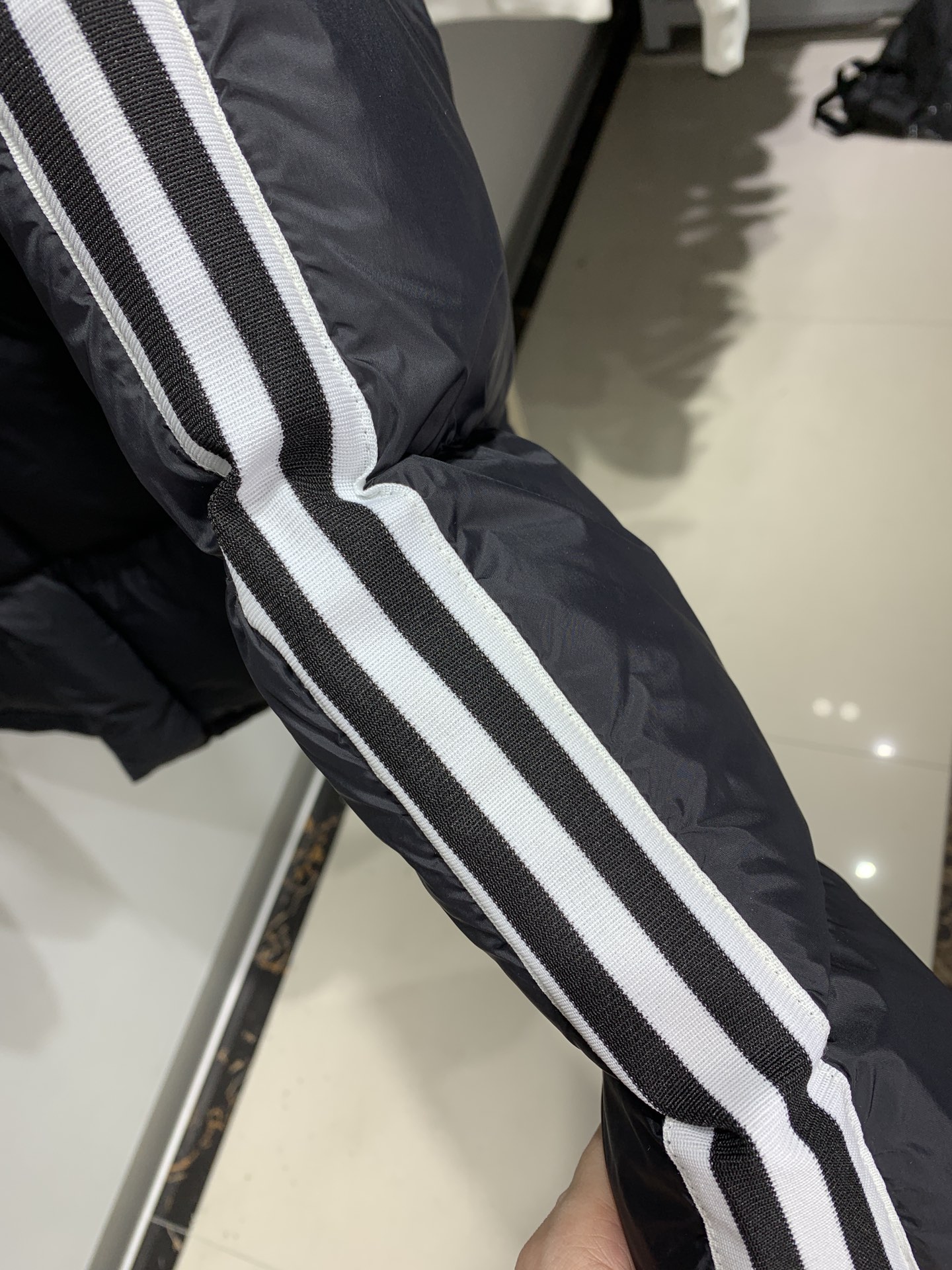 230 阿迪达斯 Adidas 经典三杠情侣羽绒服