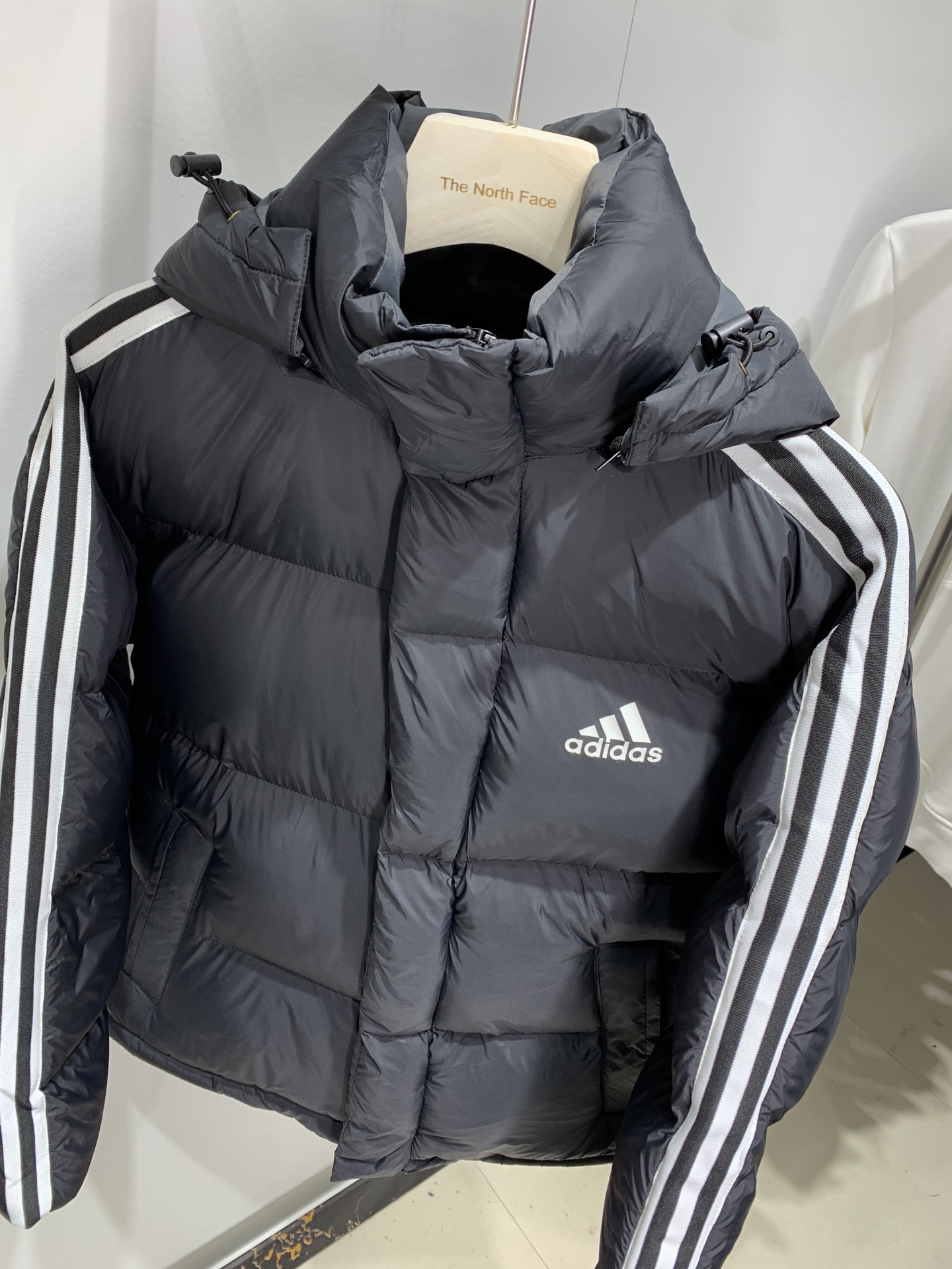 230 阿迪达斯 Adidas 经典三杠情侣羽绒服