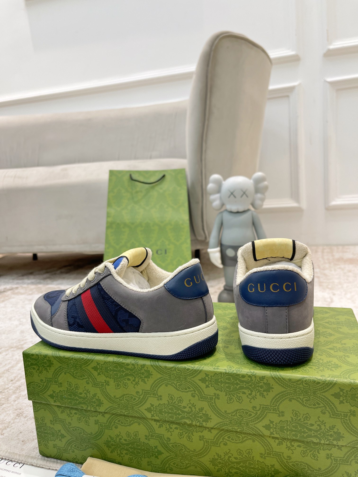 P360 全新升级Gucci 古驰小脏鞋经典休闲情侣款👫复古板鞋做旧G家脏脏鞋,同步专柜更新!
①鞋面增加原版一致的水性涂边工艺⚠️市场上的普通油边胶感太强又容易掉!A级头层磨砂皮(带毛孔)/对版电脑刺绣双G布,内里高密度毛巾绒。
②中底板细节上增加了PVC透明小圆标封线,六次开模采用滴珠宝工艺定制双色双G扣,力求做到和原版一样,一对扣子比市面普通扣贵3倍以上。
③做旧双色水洗标,芯片置放于右脚外腰上手机靠近跳入官网,整个鞋子完全做空胶工艺,TUP材质(区分市场橡胶)配专柜最新款绿色包装,3D印花手提袋,配一幅鞋带。
出入专柜,毫无压力,购买原版1:1精准复刻,反复修改升级。细节做到完美还原,材料均为定制,真正做到最顶级,请各位看清细节认准品质。
———鞋面:头层磨砂牛皮/刺绣双G布
———内里:原版高密度绒毛内里
———垫脚:原版珠光羊皮
———大底:私模抽真空TPU材质
———包装:专柜原版顶级全套包装
———鞋码: 女码35-40,男码39-44
(45🉑️定做不退换)