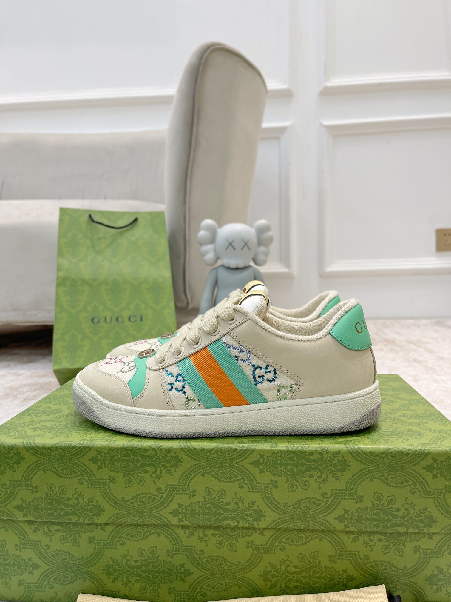 水钻💰P360 全新升级Gucci 古驰小脏鞋经典休闲情侣款👫复古板鞋做旧G家脏脏鞋,同步专柜更新!
①鞋面增加原版一致的水性涂边工艺⚠️市场上的普通油边胶感太强又容易掉!A级头层磨砂皮(带毛孔)/对版电脑刺绣双G布,内里高密度毛巾绒。
②中底板细节上增加了PVC透明小圆标封线,六次开模采用滴珠宝工艺定制双色双G扣,力求做到和原版一样,一对扣子比市面普通扣贵3倍以上。
③做旧双色水洗标,芯片置放于右脚外腰上手机靠近跳入官网,整个鞋子完全做空胶工艺,TUP材质(区分市场橡胶)配专柜最新款绿色包装,3D印花手提袋,配一幅鞋带。
出入专柜,毫无压力,购买原版1:1精准复刻,反复修改升级。细节做到完美还原,材料均为定制,真正做到最顶级,请各位看清细节认准品质。
———鞋面:头层磨砂牛皮/刺绣双G布
———内里:原版高密度绒毛内里
———垫脚:原版珠光羊皮
———大底:私模抽真空TPU材质
———包装:专柜原版顶级全套包装
———鞋码: 女码35-40,男码39-44
(45🉑️定做不退换)