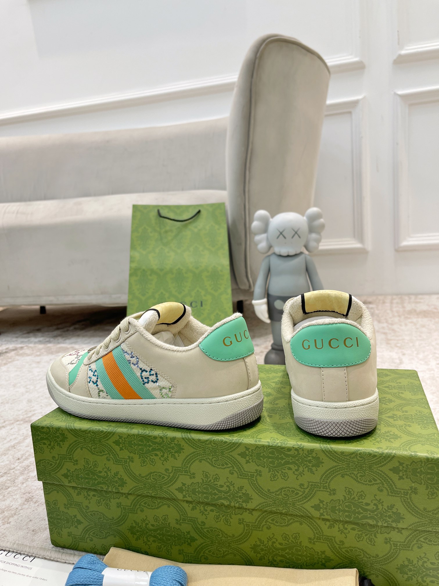 水钻💰P360 全新升级Gucci 古驰小脏鞋经典休闲情侣款👫复古板鞋做旧G家脏脏鞋,同步专柜更新!
①鞋面增加原版一致的水性涂边工艺⚠️市场上的普通油边胶感太强又容易掉!A级头层磨砂皮(带毛孔)/对版电脑刺绣双G布,内里高密度毛巾绒。
②中底板细节上增加了PVC透明小圆标封线,六次开模采用滴珠宝工艺定制双色双G扣,力求做到和原版一样,一对扣子比市面普通扣贵3倍以上。
③做旧双色水洗标,芯片置放于右脚外腰上手机靠近跳入官网,整个鞋子完全做空胶工艺,TUP材质(区分市场橡胶)配专柜最新款绿色包装,3D印花手提袋,配一幅鞋带。
出入专柜,毫无压力,购买原版1:1精准复刻,反复修改升级。细节做到完美还原,材料均为定制,真正做到最顶级,请各位看清细节认准品质。
———鞋面:头层磨砂牛皮/刺绣双G布
———内里:原版高密度绒毛内里
———垫脚:原版珠光羊皮
———大底:私模抽真空TPU材质
———包装:专柜原版顶级全套包装
———鞋码: 女码35-40,男码39-44
(45🉑️定做不退换)