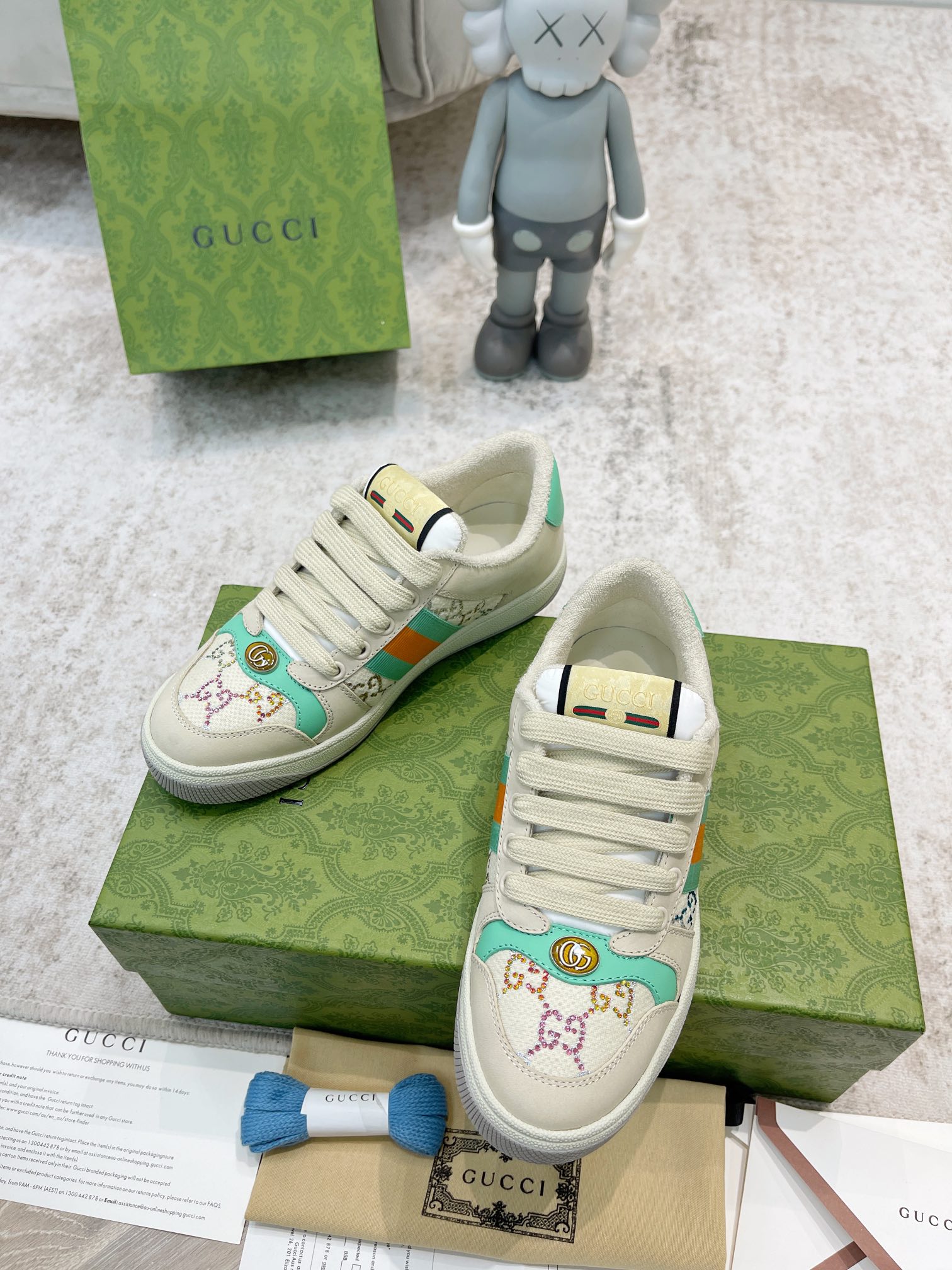 水钻💰P360 全新升级Gucci 古驰小脏鞋经典休闲情侣款👫复古板鞋做旧G家脏脏鞋,同步专柜更新!
①鞋面增加原版一致的水性涂边工艺⚠️市场上的普通油边胶感太强又容易掉!A级头层磨砂皮(带毛孔)/对版电脑刺绣双G布,内里高密度毛巾绒。
②中底板细节上增加了PVC透明小圆标封线,六次开模采用滴珠宝工艺定制双色双G扣,力求做到和原版一样,一对扣子比市面普通扣贵3倍以上。
③做旧双色水洗标,芯片置放于右脚外腰上手机靠近跳入官网,整个鞋子完全做空胶工艺,TUP材质(区分市场橡胶)配专柜最新款绿色包装,3D印花手提袋,配一幅鞋带。
出入专柜,毫无压力,购买原版1:1精准复刻,反复修改升级。细节做到完美还原,材料均为定制,真正做到最顶级,请各位看清细节认准品质。
———鞋面:头层磨砂牛皮/刺绣双G布
———内里:原版高密度绒毛内里
———垫脚:原版珠光羊皮
———大底:私模抽真空TPU材质
———包装:专柜原版顶级全套包装
———鞋码: 女码35-40,男码39-44
(45🉑️定做不退换)