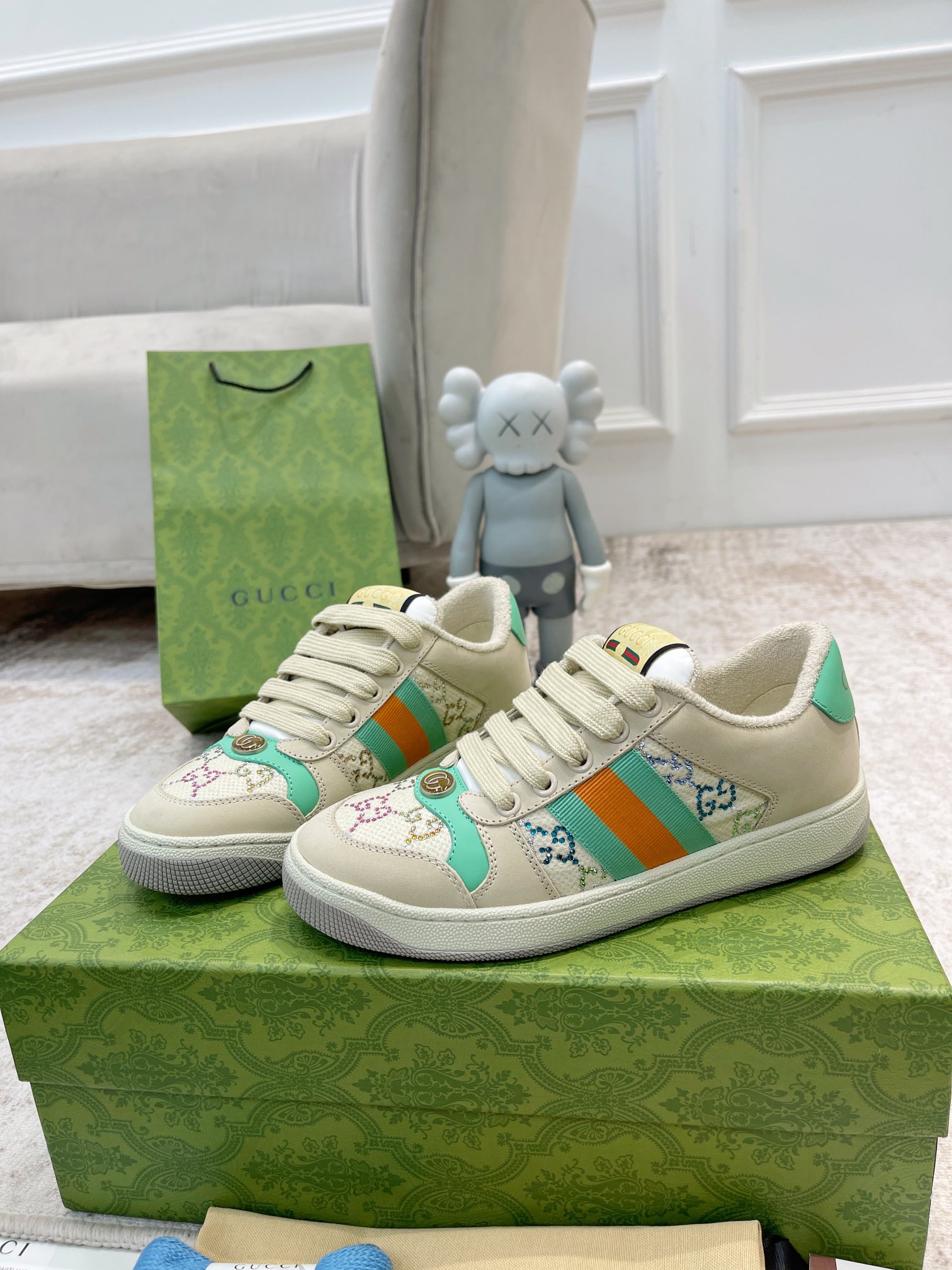 水钻💰P360 全新升级Gucci 古驰小脏鞋经典休闲情侣款👫复古板鞋做旧G家脏脏鞋,同步专柜更新!
①鞋面增加原版一致的水性涂边工艺⚠️市场上的普通油边胶感太强又容易掉!A级头层磨砂皮(带毛孔)/对版电脑刺绣双G布,内里高密度毛巾绒。
②中底板细节上增加了PVC透明小圆标封线,六次开模采用滴珠宝工艺定制双色双G扣,力求做到和原版一样,一对扣子比市面普通扣贵3倍以上。
③做旧双色水洗标,芯片置放于右脚外腰上手机靠近跳入官网,整个鞋子完全做空胶工艺,TUP材质(区分市场橡胶)配专柜最新款绿色包装,3D印花手提袋,配一幅鞋带。
出入专柜,毫无压力,购买原版1:1精准复刻,反复修改升级。细节做到完美还原,材料均为定制,真正做到最顶级,请各位看清细节认准品质。
———鞋面:头层磨砂牛皮/刺绣双G布
———内里:原版高密度绒毛内里
———垫脚:原版珠光羊皮
———大底:私模抽真空TPU材质
———包装:专柜原版顶级全套包装
———鞋码: 女码35-40,男码39-44
(45🉑️定做不退换)