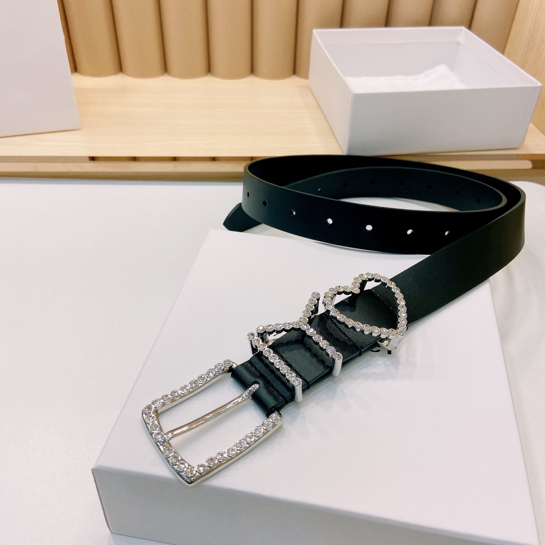 Y/ROJECT春夏系列品牌标志性的
