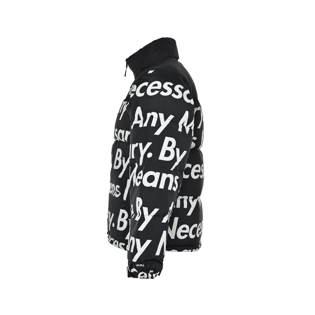 Supreme & The North Face 不择手段满印弹幕羽绒服 今年再操作起来就是轻车熟路了刺绣镭射标字母排位字母口袋对位这几个细节都得到了提升 采用的羽绒是国标90的白鸭绒 刺绣和针织用的是和TNF有合作的工厂进口机器高密度刺绣 保证刺绣的整齐度密度饱和度和整体立体效果感觉右侧袖口 700字样刺绣 没有连针 印花 胸口第一排字母的定位与上部黑色之间的拼接缝隙是固定的 正品排位上下误差不超过1CM 每件的位置差距都不会超过1CM 口袋位置的字母 正品和衣服是连起来的可以对起来 衣服门襟的字母拉链拉起来是可以连接对 起来的 那些拉起来字母连不上错位的 都是错误版本 正确的每一件都需要工人人工裁剪对位 正品做旧YKK拉链 主拉链上有VISION刻字塑胶拉链头有THE NORTH FACE 字样 区别世面一眼假 Size:S-XL