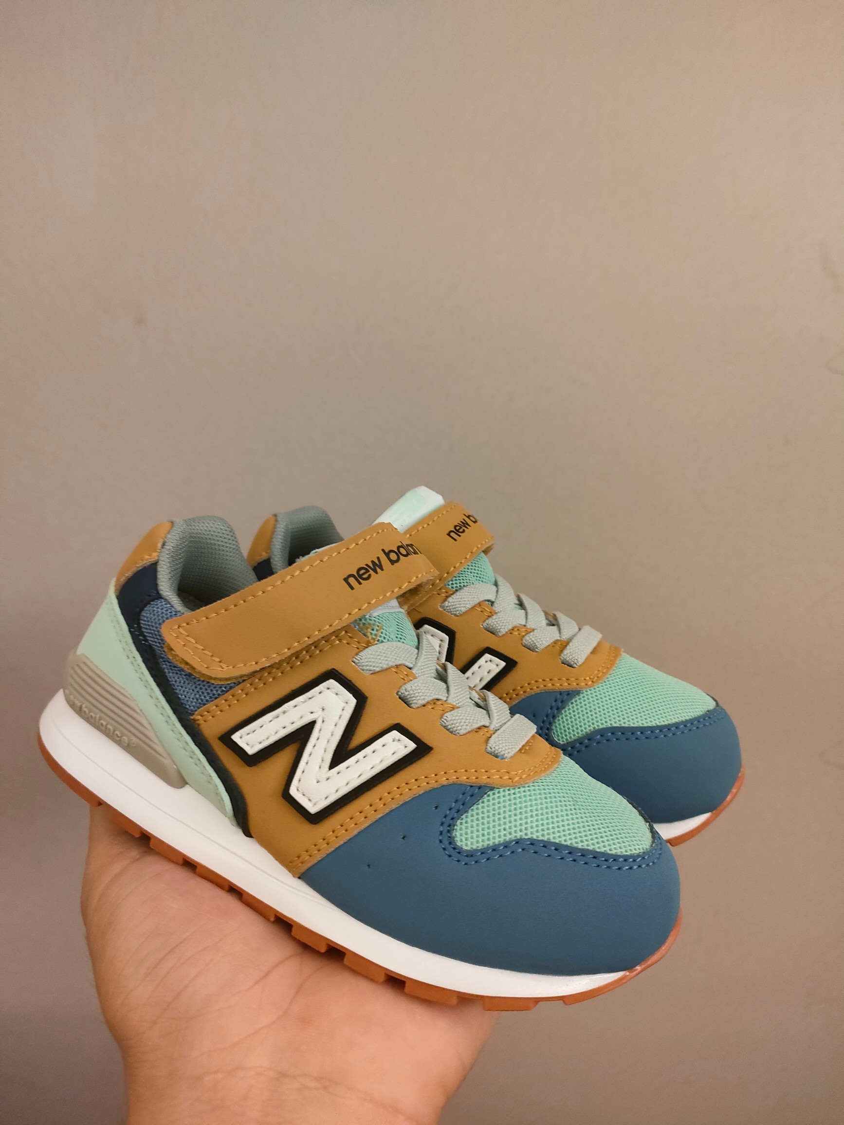 图片[2]-996儿童低帮透气防震防滑运动鞋 大童魔术贴加松紧带，小童魔术贴 经典的996系列！该系列传承了品牌的诸多优点，大胆创新！堪称经典系列里的经典，也是最为热门的系列！时隔一年，再次带来的童鞋，必属重磅～-选品中心