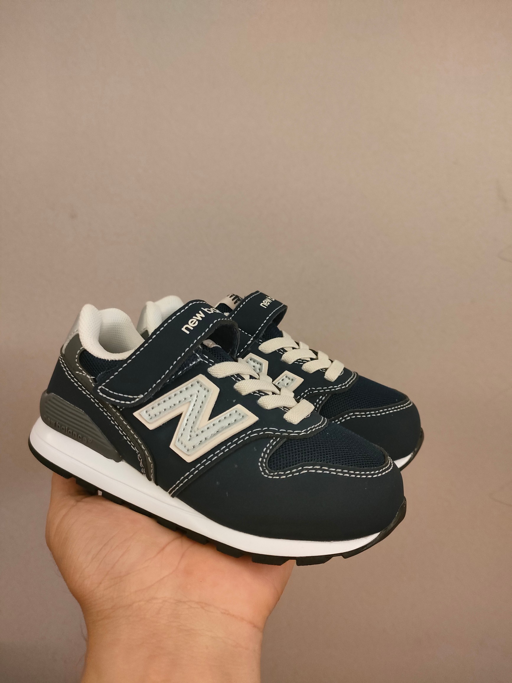 图片[2]-996儿童低帮透气防震防滑运动鞋 大童魔术贴加松紧带，小童魔术贴 经典的996系列！该系列传承了品牌的诸多优点，大胆创新！堪称经典系列里的经典，也是最为热门的系列！时隔一年，再次带来的童鞋，必属重磅～-选品中心