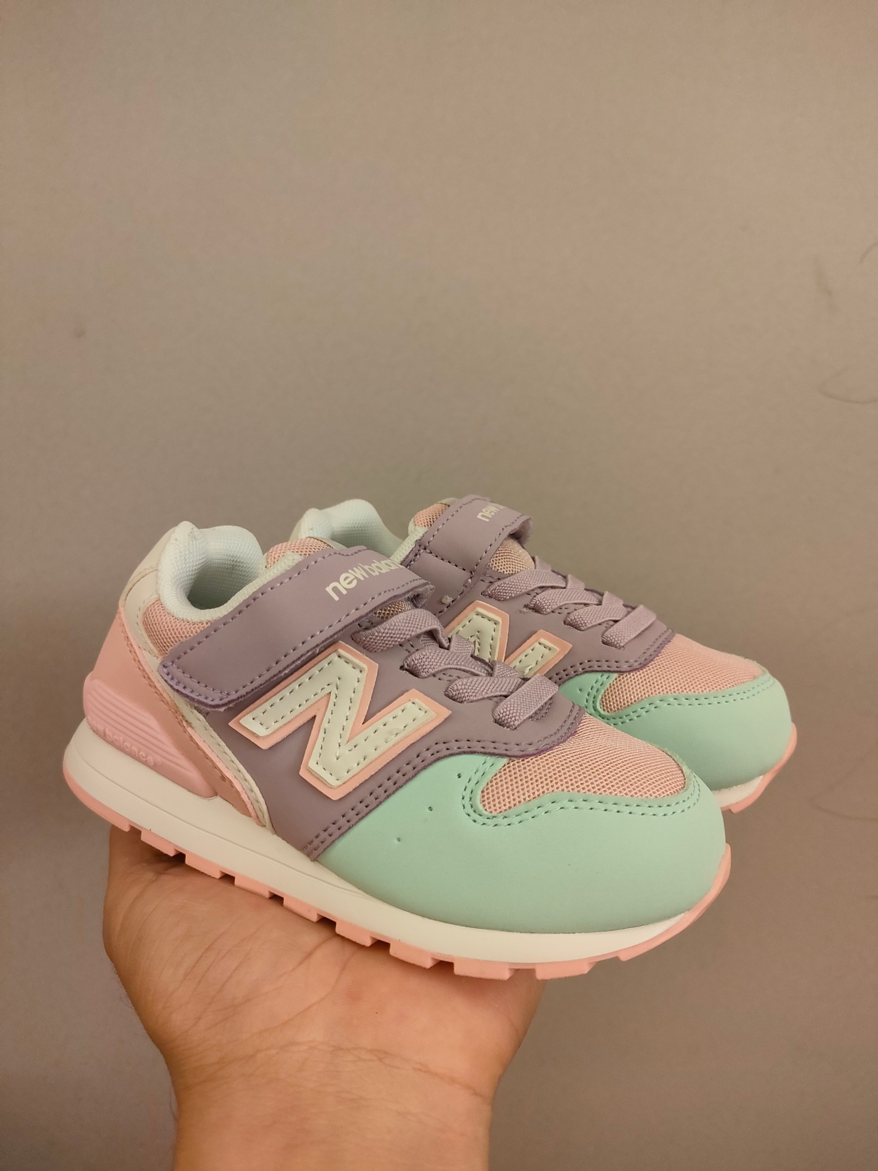 图片[2]-996儿童低帮透气防震防滑运动鞋 大童魔术贴加松紧带，小童魔术贴 经典的996系列！该系列传承了品牌的诸多优点，大胆创新！堪称经典系列里的经典，也是最为热门的系列！时隔一年，再次带来的童鞋，必属重磅～-选品中心