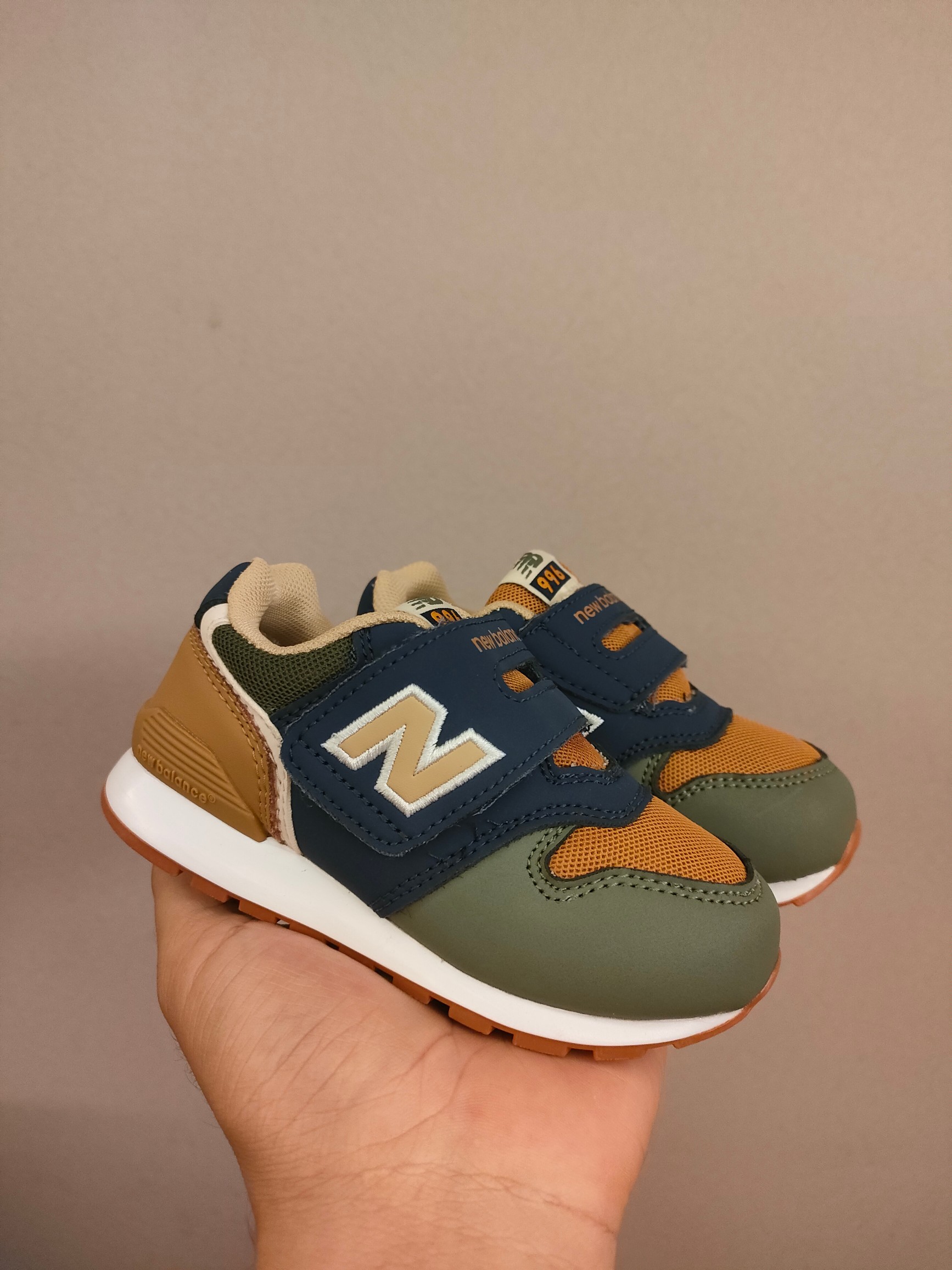 图片[2]-996儿童低帮透气防震防滑运动鞋 大童魔术贴加松紧带，小童魔术贴 经典的996系列！该系列传承了品牌的诸多优点，大胆创新！堪称经典系列里的经典，也是最为热门的系列！时隔一年，再次带来的童鞋，必属重磅～ \”},\”album\”：{\”desc\”：\”-选品中心