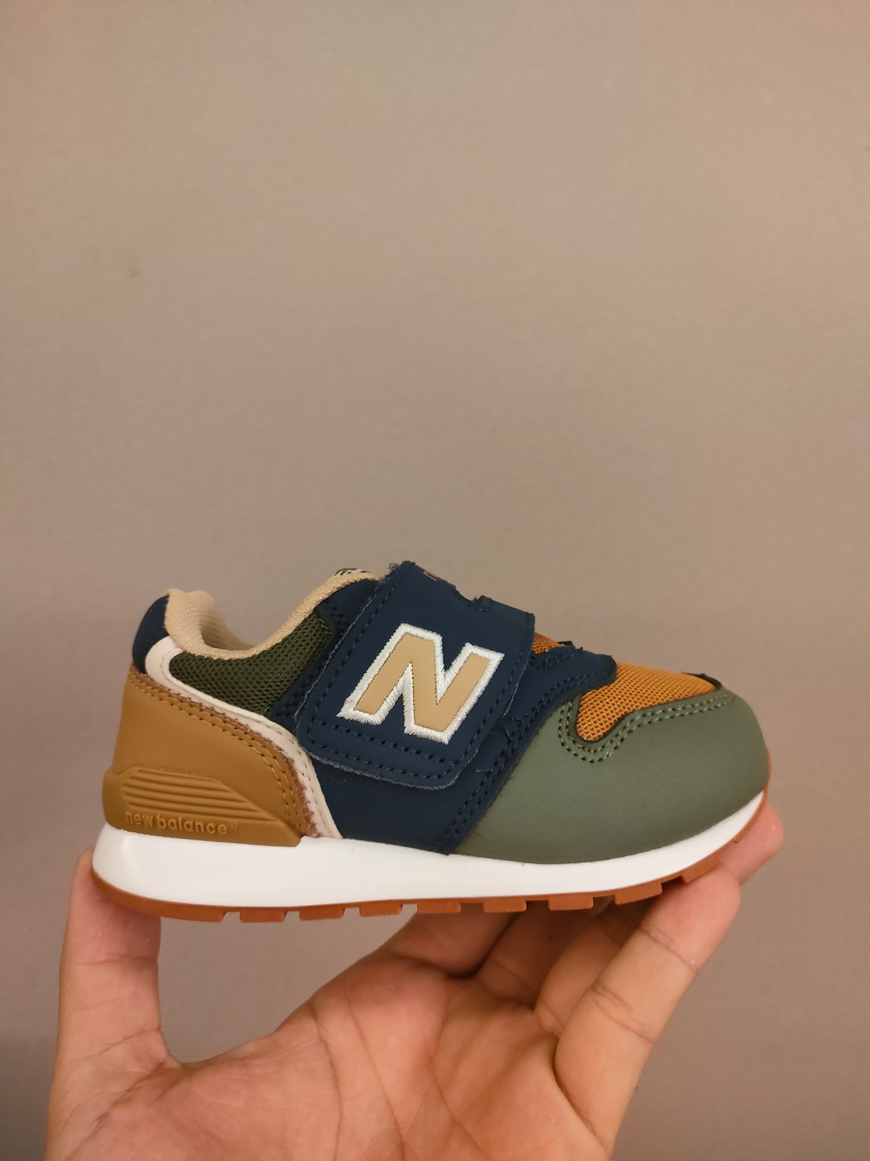 图片[3]-996儿童低帮透气防震防滑运动鞋 大童魔术贴加松紧带，小童魔术贴 经典的996系列！该系列传承了品牌的诸多优点，大胆创新！堪称经典系列里的经典，也是最为热门的系列！时隔一年，再次带来的童鞋，必属重磅～ \”},\”album\”：{\”desc\”：\”-选品中心