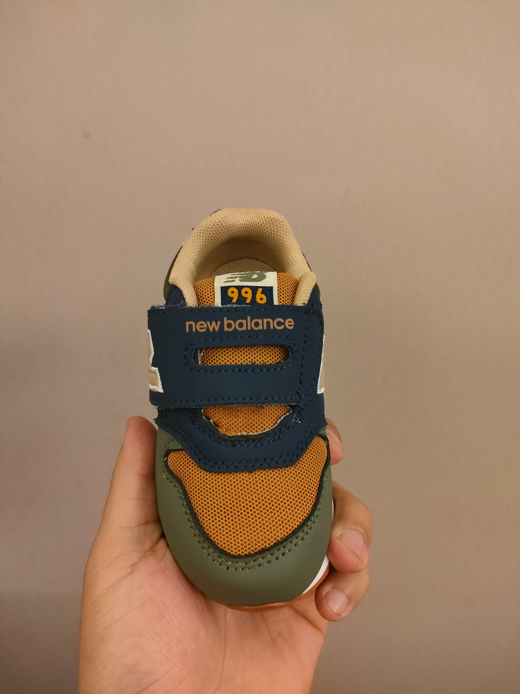 图片[4]-996儿童低帮透气防震防滑运动鞋 大童魔术贴加松紧带，小童魔术贴 经典的996系列！该系列传承了品牌的诸多优点，大胆创新！堪称经典系列里的经典，也是最为热门的系列！时隔一年，再次带来的童鞋，必属重磅～ \”},\”album\”：{\”desc\”：\”-选品中心