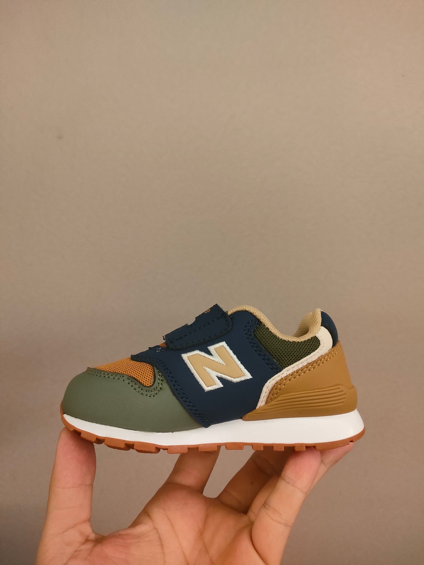 图片[5]-996儿童低帮透气防震防滑运动鞋 大童魔术贴加松紧带，小童魔术贴 经典的996系列！该系列传承了品牌的诸多优点，大胆创新！堪称经典系列里的经典，也是最为热门的系列！时隔一年，再次带来的童鞋，必属重磅～ \”},\”album\”：{\”desc\”：\”-选品中心