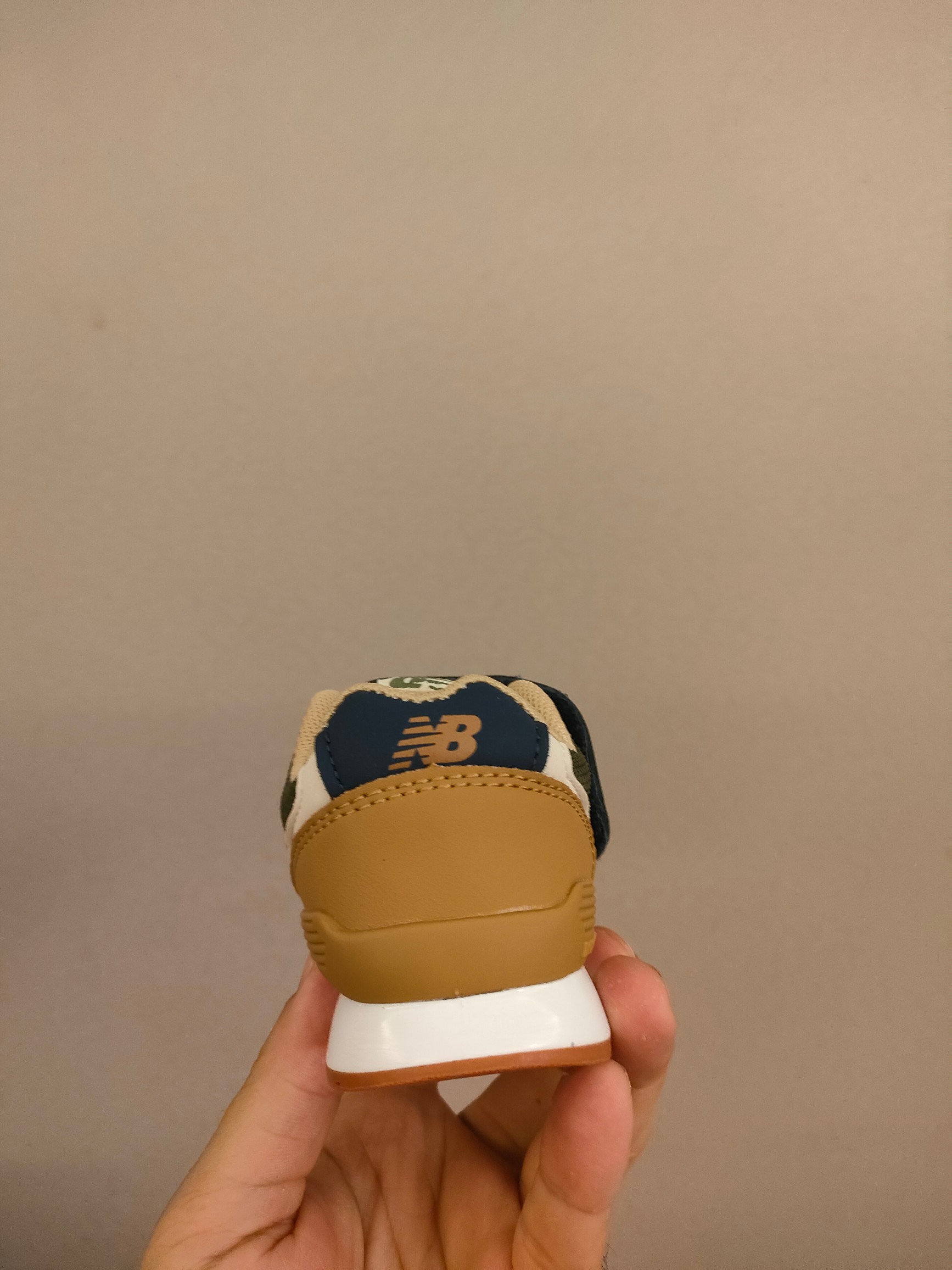 图片[6]-996儿童低帮透气防震防滑运动鞋 大童魔术贴加松紧带，小童魔术贴 经典的996系列！该系列传承了品牌的诸多优点，大胆创新！堪称经典系列里的经典，也是最为热门的系列！时隔一年，再次带来的童鞋，必属重磅～ \”},\”album\”：{\”desc\”：\”-选品中心