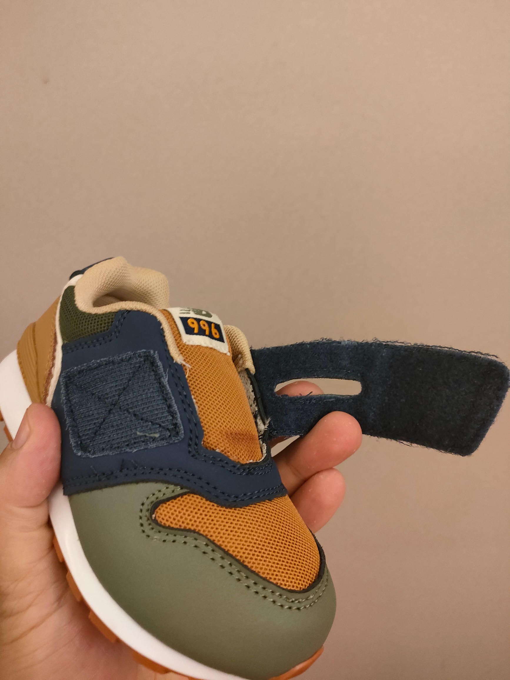 图片[7]-996儿童低帮透气防震防滑运动鞋 大童魔术贴加松紧带，小童魔术贴 经典的996系列！该系列传承了品牌的诸多优点，大胆创新！堪称经典系列里的经典，也是最为热门的系列！时隔一年，再次带来的童鞋，必属重磅～ \”},\”album\”：{\”desc\”：\”-选品中心